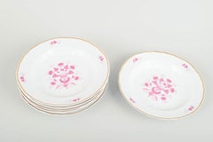 Hollóháza. Set di sei piatti fondi in porcellana con motivi floreali rosa. Metà del XX secolo