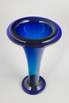 Josef Riedel, Polaun. Trompetenförmige Vase aus tiefblauem Kristallglas. 1940er Jahre