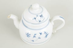 Royal Copenhagen. Porcelain "Noblesse" teapot with stylised floral motif, 1980s.