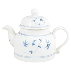 Royal Copenhagen. Porcelain "Noblesse" teapot with stylised floral motif, 1980s.