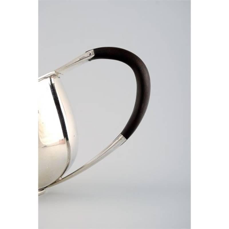 Hingelberg, salsiera in argento sterling di Aarhus con manico in ebano.
Design danese, anni '60 circa.
Contrassegnato.
Misure: 16 x 9,5 cm.
Peso: 315 grammi.
In perfette condizioni.