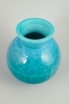 Eva Englund para Pukeberg. Jarrón de cristal artístico de color turquesa de la serie «Malanit», década de los 80