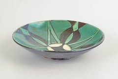 Kähler. Ciotola in maiolica con decorazioni geometriche nei toni del verde e del marrone, anni ’30