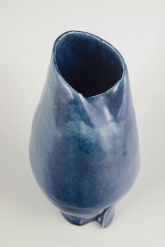Ceramista di studio europeo. Vaso scultoreo in gres con apertura asimmetrica.