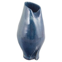Ceramista di studio europeo. Vaso scultoreo in gres con apertura asimmetrica.