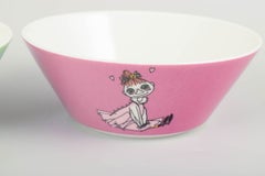 Arabien, Finnland. Zwei farbenfrohe Moomin-Schalen aus Porzellan, 21. Jahrhundert.