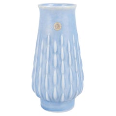 Ewald Dahlskog per Bo Fajans. Vaso in maiolica con smalto azzurro. Anni ’30/’40
