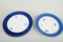 Royal Copenhagen. Cinco platos grandes de porcelana con el borde de color azul intenso. Años 50