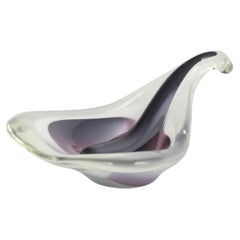 Paul Kedelv para Flygfors. Cuenco «Coquille» de cristal transparente y en tonos violeta. 1955