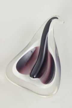 Paul Kedelv para Flygfors. Cuenco «Coquille» de cristal transparente y en tonos violeta. 1955