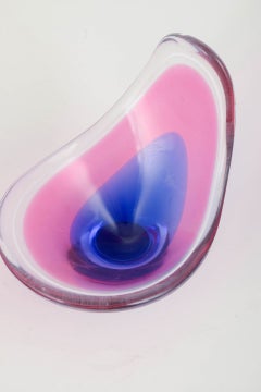 Paul Kedelv for Flygfors. “Coquille” bowl in layered art glass, 1957