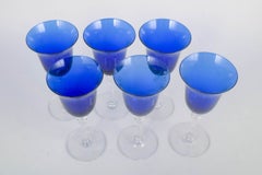 Monica Bratt für Gullaskruf. Sechs Weingläser aus blauem und klarem Glas, 1950er Jahre
