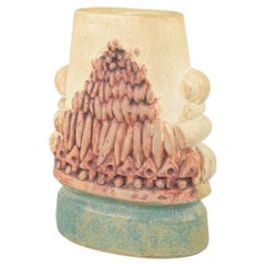 Bernard Rooke, potier britannique travaillant en atelier. Vase sculptural aux reliefs marqués, années 1960-1970