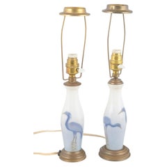 Paire de petites lampes de table ornées de motifs représentant des hérons. Porcelaine et laiton, début du XXe siècle