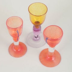 Vetro artistico svedese. Tre bicchierini da grappa fatti a mano dai colori vivaci, 1996.