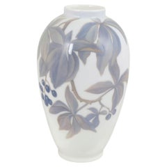Royal Copenhagen. Vaso in porcellana a forma di balaustra con motivi di foglie e bacche