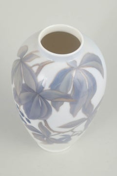 Royal Copenhagen. Vaso in porcellana a forma di balaustra con motivi di foglie e bacche