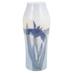Royal Copenhagen. Vaso alto in porcellana con motivo di fiori di iris, anni '20