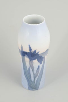 Royal Copenhagen. Vaso alto in porcellana con motivo di fiori di iris, anni '20