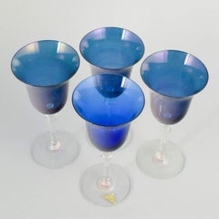 Gullaskruf Glasbruk. Quattro bicchieri da champagne con calice blu intenso. Anni ’60/’70