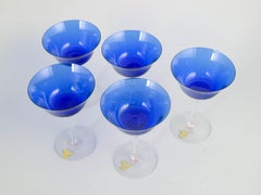 Gullaskruf Glasbruk. Cinque bicchieri da champagne con calice blu intenso. Anni ’60/’70