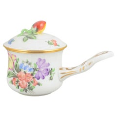Herend. Bouillon-Tasse aus Porzellan mit Deckel. Blumenverzierungen und Vergoldungen.