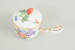 Herend. Bouillon-Tasse aus Porzellan mit Deckel. Blumenverzierungen und Vergoldungen.