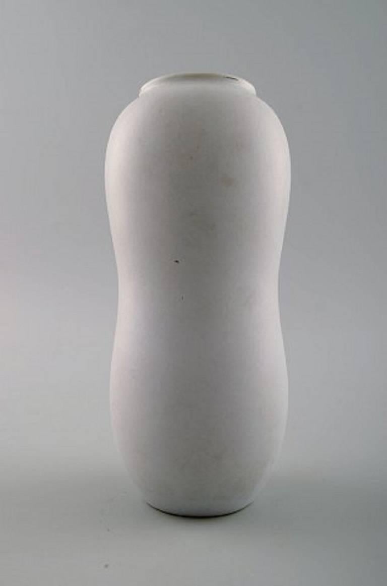 Stig Lindberg, vase, 'Grazia', white glazed, painted with silver decoration in the form of flowers, Gustavsberg, Sweden.

Measures: Height 15 cm.

Stamped.

In perfect condition.