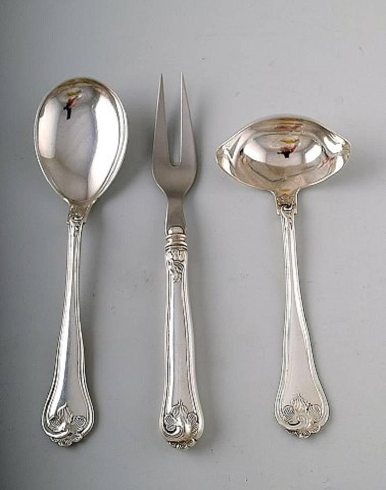 Carl M. Cohr. Saxon flower.
Complete silver (.830) dinner service for six person. A total of 21 parts.
Dinner knife / fork and soup spoon, sauce spoon, meat fork and serving spoon.
The knife measures 22 cm.
Stamped.
In very good condition.