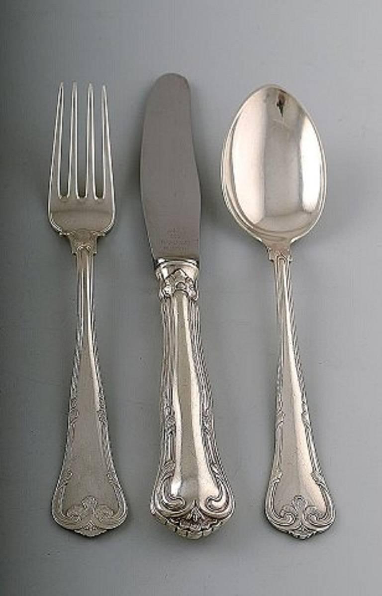 Cohr Herregaard cutlery, three tower silver.
Complete silver (0.830) lunch service for four people. A total of 16 parts.
Lunch knife / fork and dessert spoon, sugar tongs, cake spade, fruit knife as well as child spoon.
The knife measures 20.5