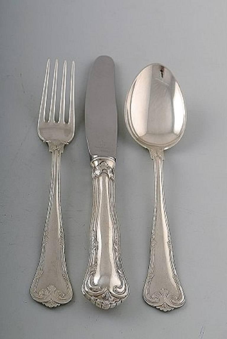 Cohr Herregaard, three towers silver (0.830). Denmark.
Complete three towers silver lunch service for six people. A total of 21 parts.
Lunch knife / fork and dessert spoon, cheese slicer, herring fork and serving spoon.
The knife measures 20.5