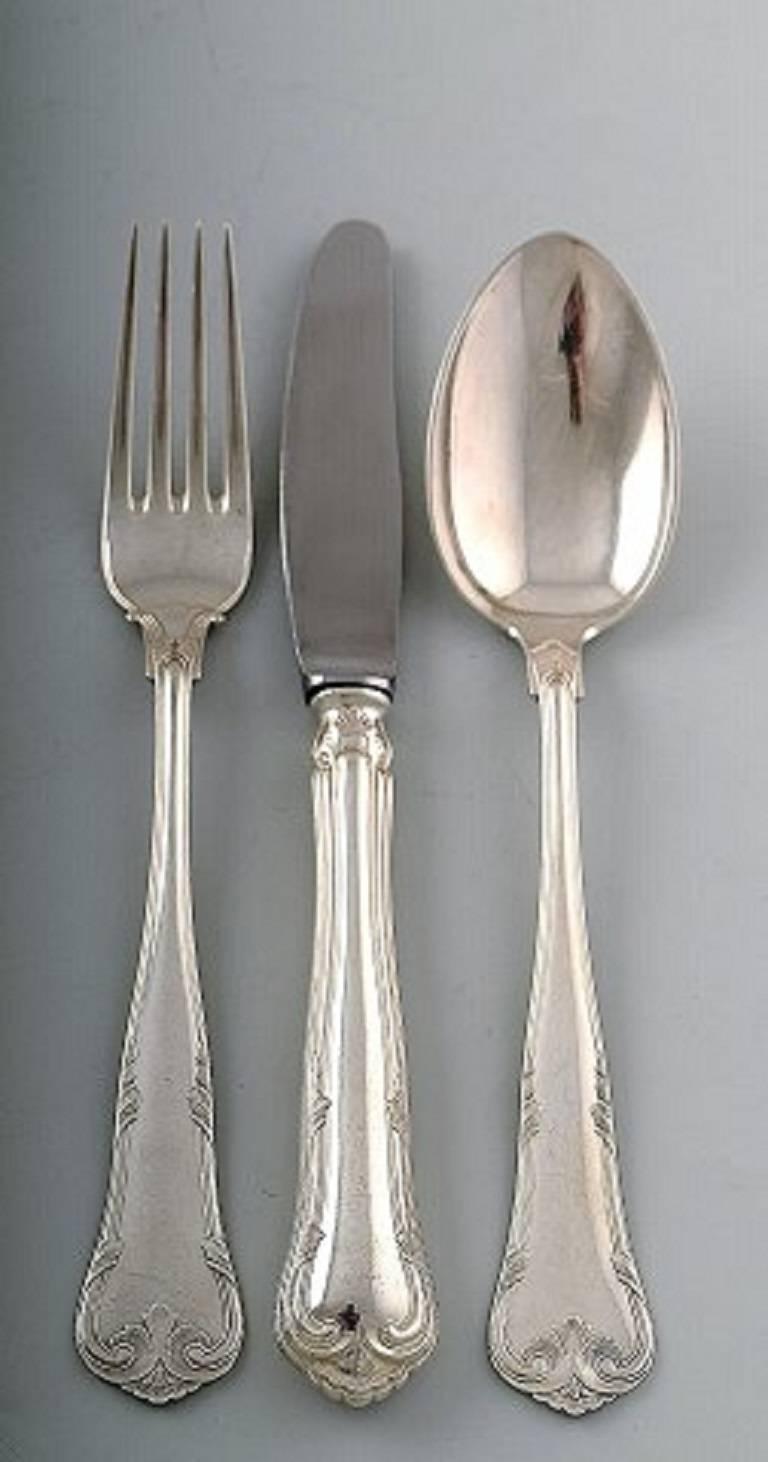 Cohr Herregaard, three towers silver, Denmark.
Complete three tower silver dinner service for six people. A total of 25 parts.
Dinner knife / fork and soup spoon, cheese slicer, herring fork, butter knife, fruit knife and a small salad set.
The