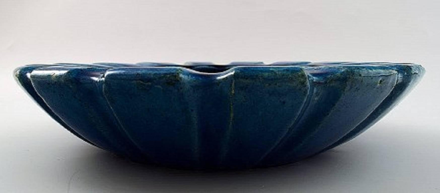 Kähler, Denmark, round glazed dish, 1940s.
Designed by Svend Hammershøi. Blue glaze.
Measures 27 x 6 cm. 
Stamped. 
In perfect condition.
