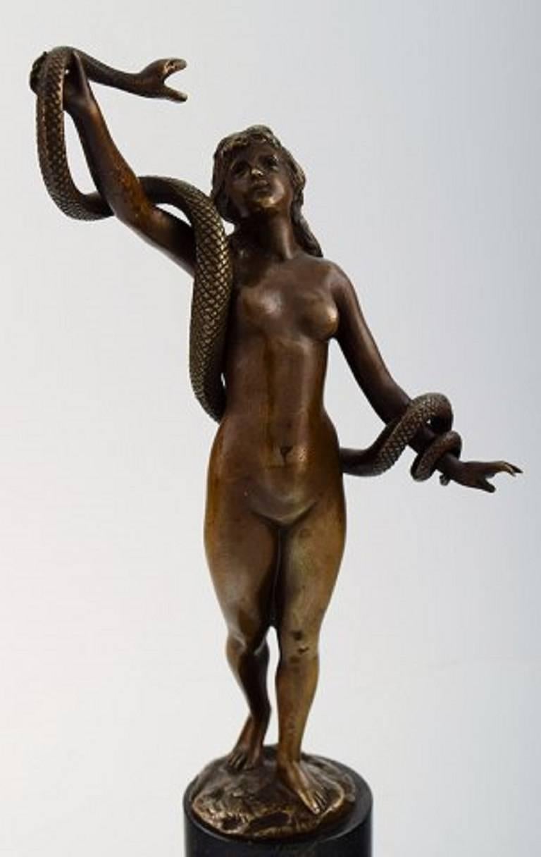 Bronze figure: Nude young woman with snake.
On a plinth of black marble.
Measures: 25 cm.
In perfect condition.
Signed illegible, Konarzewski ? Polish sculptor, early 1900s.