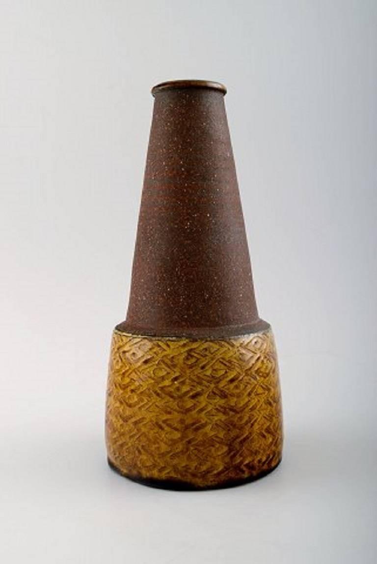 Kähler, Denmark, glazed stoneware vase. Nils Kähler, 1960s.
Brown and dark yellow glaze.
In perfect condition.
Marked.
Measures 20 cm. x 10 cm.