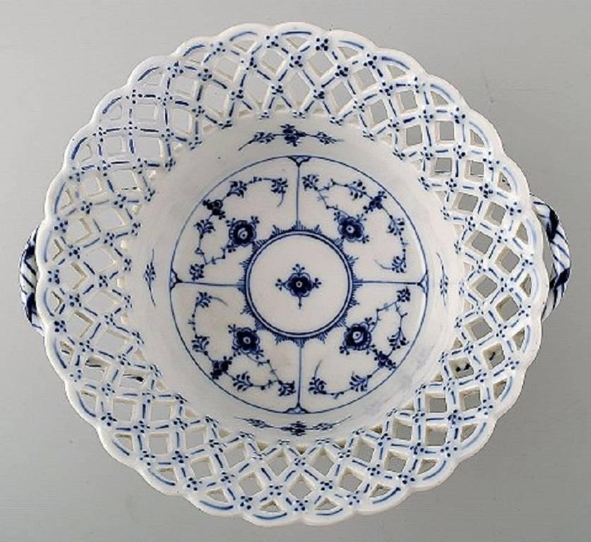 Blue fluted full lace fruit bowl from Royal Copenhagen. Factory 3rd quality.
Decoration number: 1/1052.
Measure: Height 9 cm, diameter 22 cm.
In good condition, older restoration.