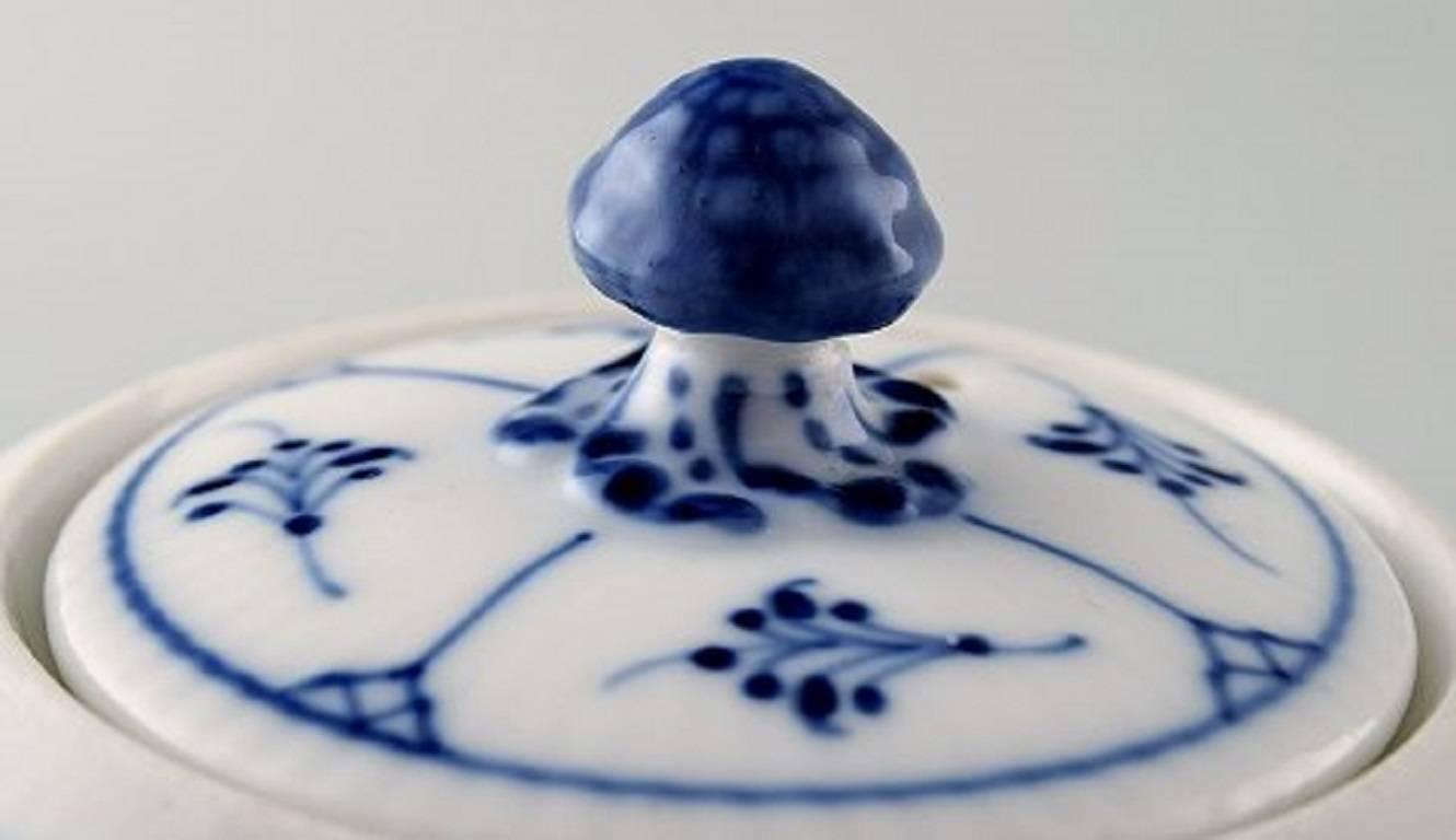 Royal Copenhagen porcelain blue fluted plain tea pot no. 1/258.
1st. factory quality. In perfect condition.
Measure: Height 14 cm.