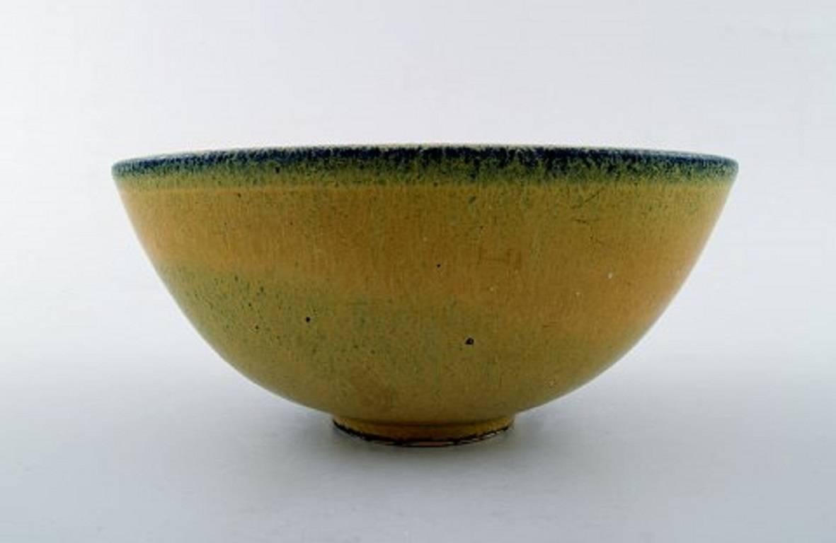 Rörstrand / Rorstrand Gunnar Nylund ceramic bowl.
Measures 16 cm. x 7.5 cm.
circa 1946.
Beautiful glaze.
Stamped.
In perfect condition. 2nd. factory quality.