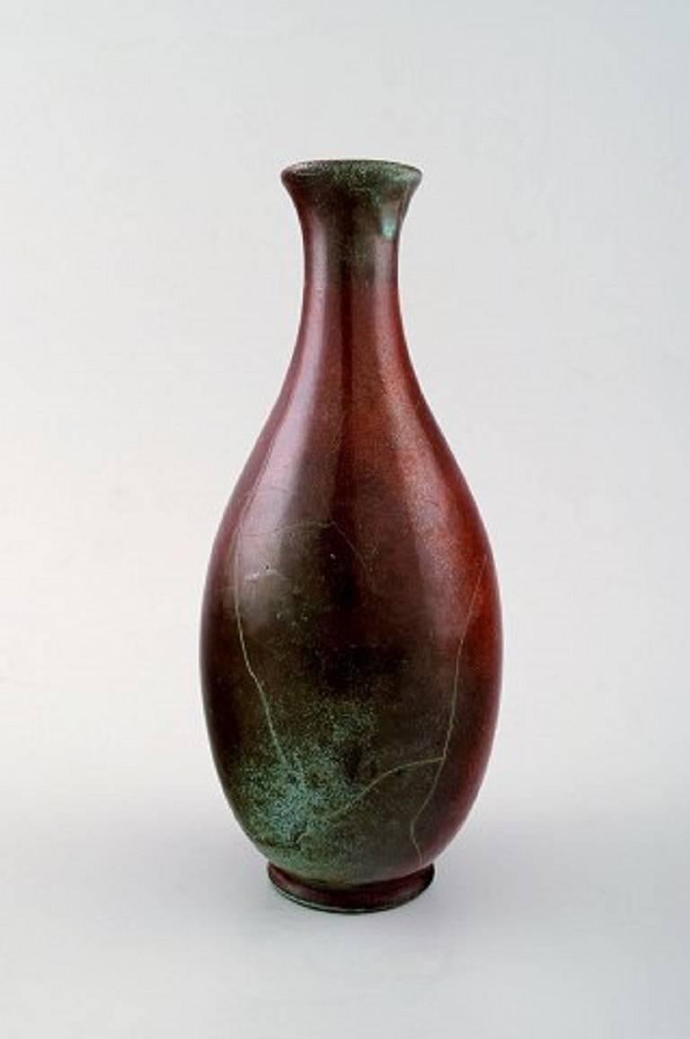 Richard Uhlemeyer, céramiste allemand.
Quatre vases en céramique, belle glaçure dans les tons vert rougeâtre.
Allemagne, années 1940.
Le plus grand mesure 20,5 cm. x 9 cm.
En parfait état.
Estampillé.