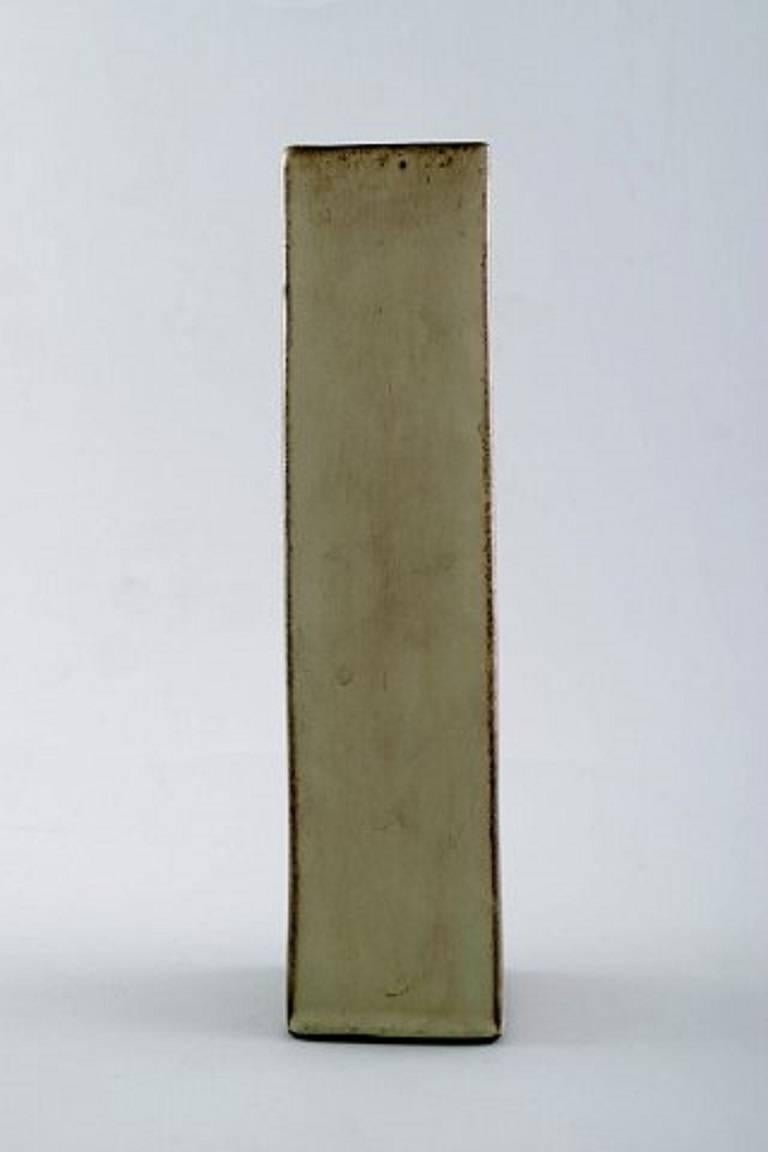 Scandinave moderne Céramiste scandinave, quatre vases en céramique, peints à la main, uniques en vente