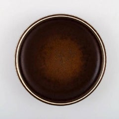 Carl-Harry Stlhane, Rrstrand, plat en poterie, magnifique glaçure aux abat-jour bruns
