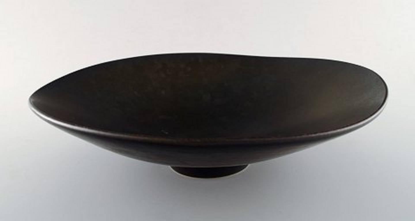 Carl-Harry Stålhane, Rorstrand / Rörstrand, large stoneware bowl.
Beautiful glaze in brown shades.
Measure: Length 29 cm. 8 cm. high.
In perfect condition, 1st. factory quality.