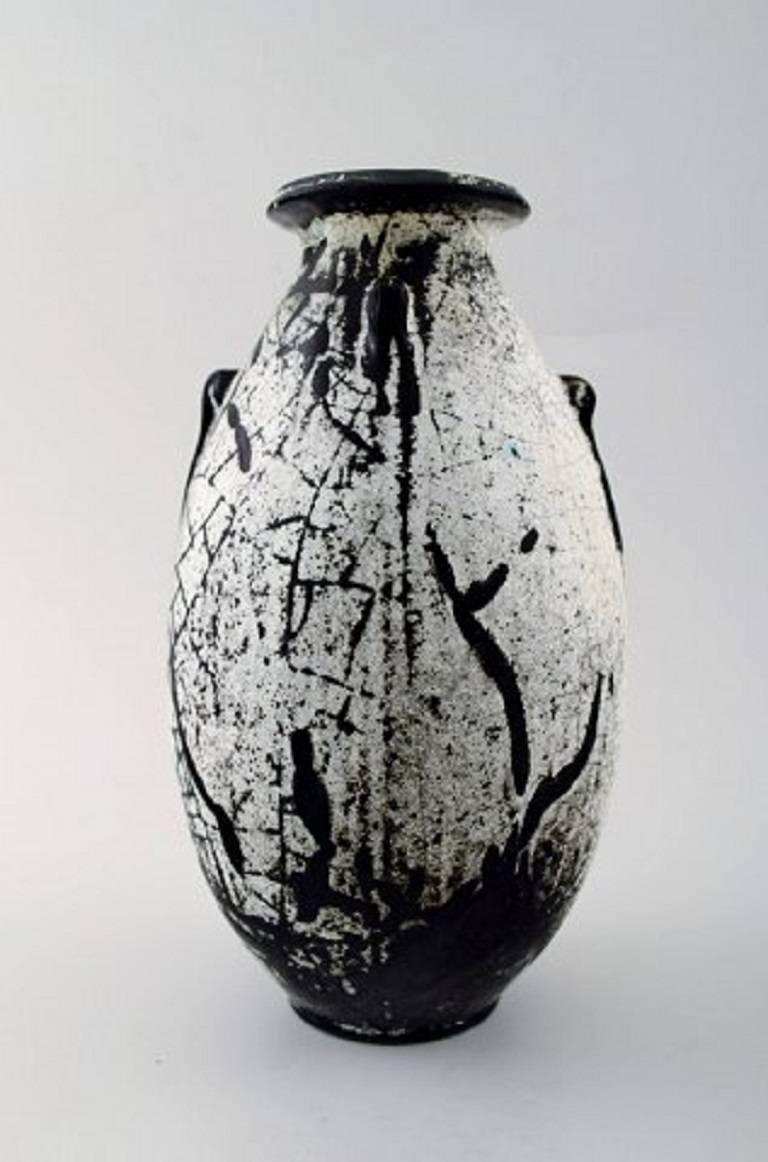 Kähler, Denmark, large glazed vase, 1930s.
Designed by Svend Hammershøi.
Glaze in black and gray.
Measures 22 x 13,5 cm.
Stamped.
In perfect condition.