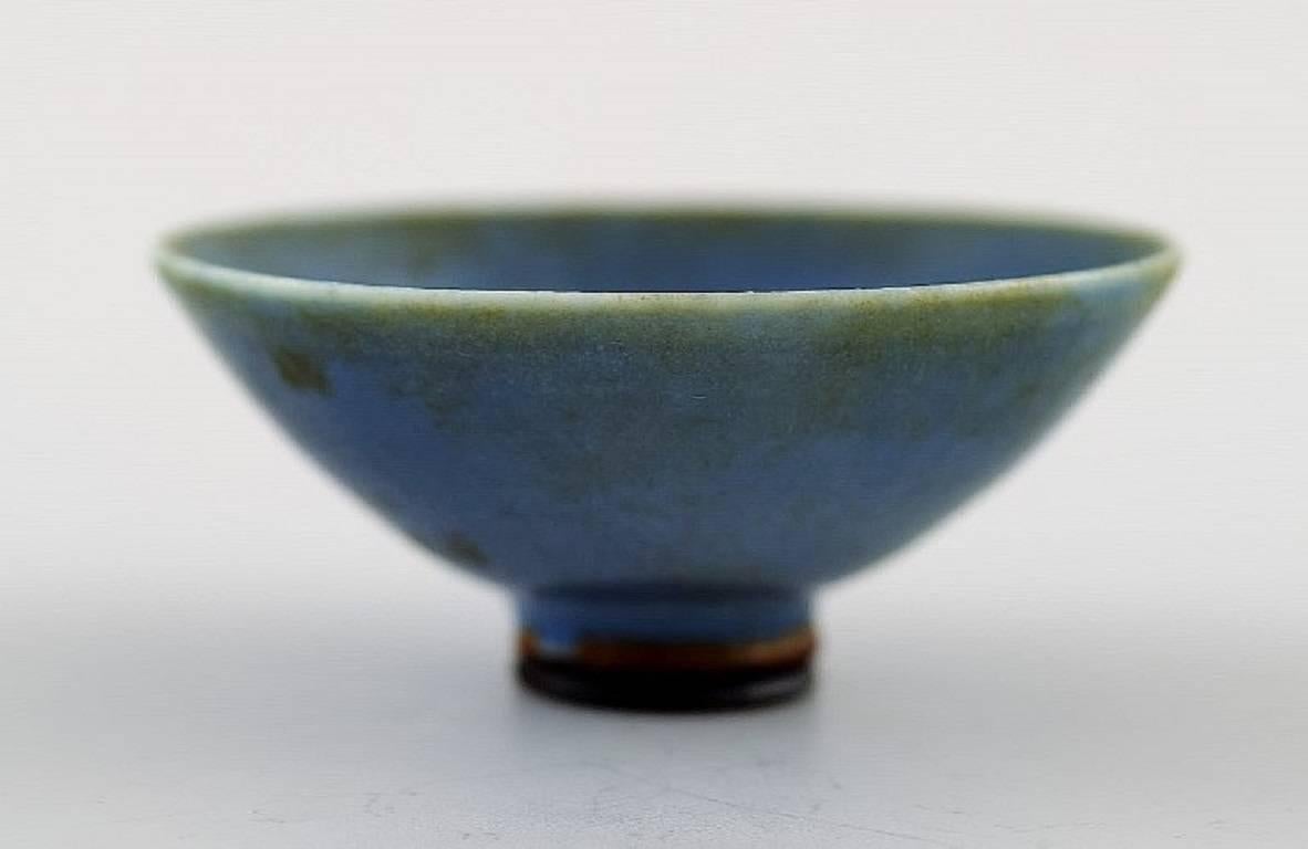 Berndt Friberg Studio ceramic bowl. Modern Swedish design.
Unique, handmade. Fantastic glaze in blue shades!
Perfect. 1st. factory quality. 
Signed.
Measures: 4 cm. X 2 cm.