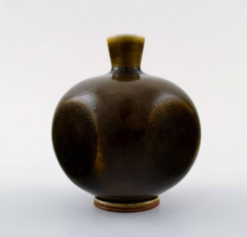 Berndt Friberg Studio ceramic vase. Modern Swedish design. Unique, handmade.
Fantastic glaze in brown and yellow tones.
Perfect condition. 1st. factory quality.
Measures: 9 cm. x 7 cm.