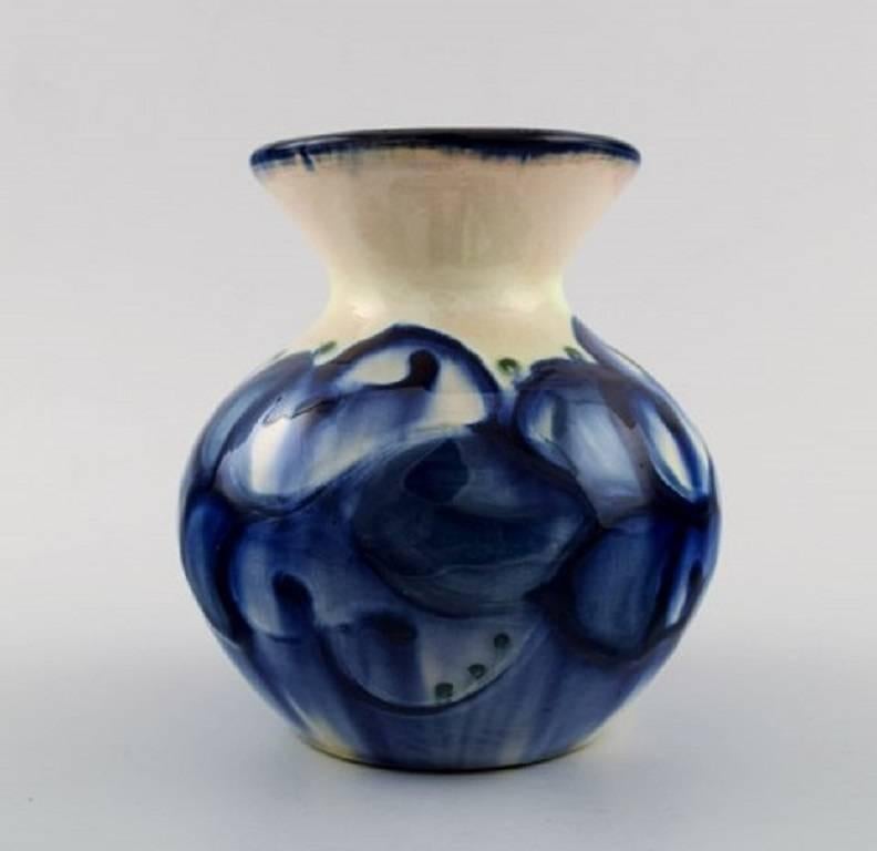 Kähler, Denmark, glazed stoneware vase, 1940s.
Cow horn glaze.
Stamped.
Measures: 12.5 cm. x 12.5 cm.
In perfect condition.