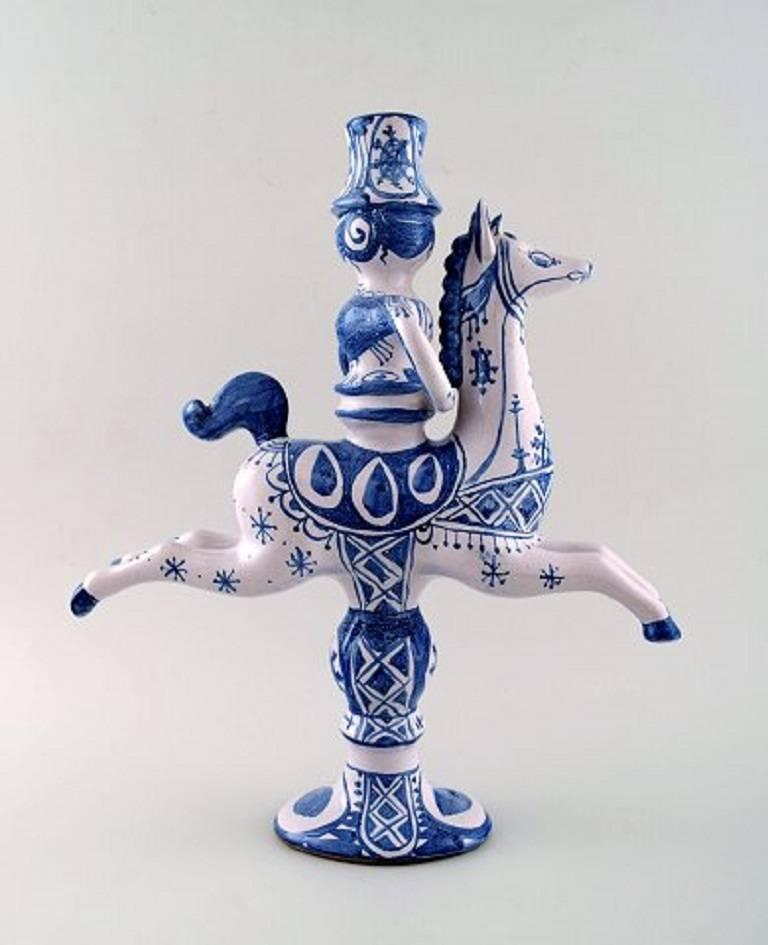 Bjorn Wiinblad figurine from the blue house.
Figure/candlestick rider on horseback with space for a light.
Decoration number L4.
This is from 1980.
Height 30 cm., width 26 cm.
Perfect condition.
