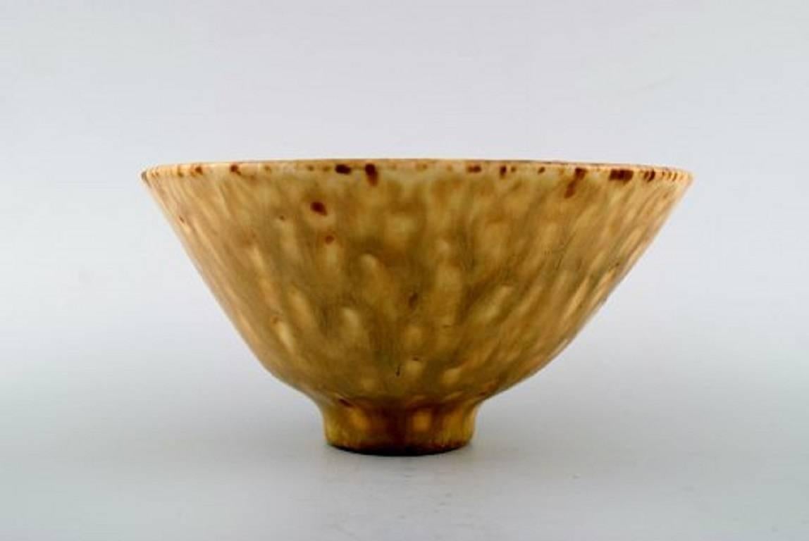 Carl Harry Staalhane, Rörstrand/Rorstrand stoneware bowl.
Beautiful glaze in yellowish brown tones.
In perfect condition, 2nd. factory quality.
Measures 14 x 7.5 cm.