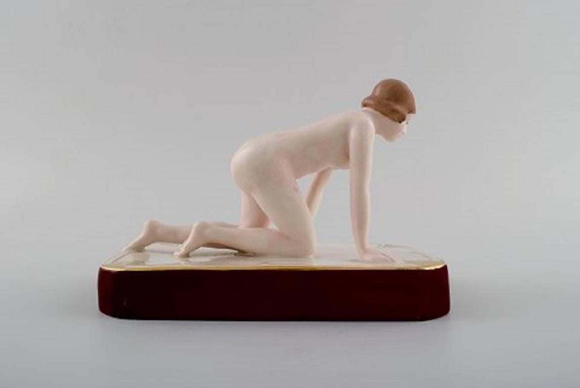 Art Deco Royal Dux naked woman on base, porcelain.
Measures: 13.5 x 10.5 cm. x 9 cm.
Stamped.
In perfect condition.