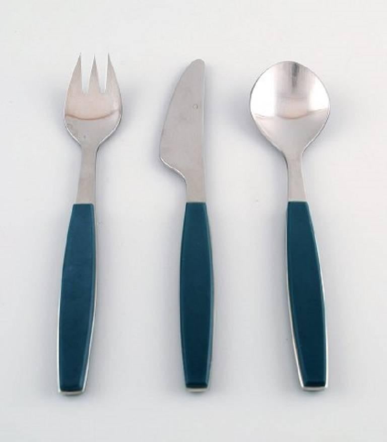 Complete service for 6 p., Henning Koppel. Stainless steel and green plastic cutlery. Manufactured by Georg Jensen.
Comprising: Six luncheon knives, six luncheon forks, six dessert spoons.
In very good condition.
Danish design 1970s.
Knife 17.5